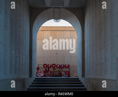 Namen von vermissten Soldaten eingeschrieben auf die Wände der Menentor und Poppy Kränze Kennzeichnung 100. Jahrestag des Waffenstillstandes, Ypern Stockfoto