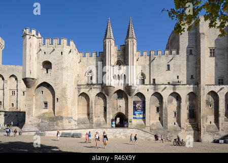 Westfassade, Stadtplatz & Touristen vor der Päpste Palace, Palais des Papes, Palast der Päpste oder Papstpalast, Avignon Provence Stockfoto