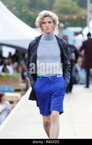 Montreal, Kanada. Ein Modell Spaziergänge auf der Landebahn von der Fusion Jeunesse, Honore-Mercier High School fashion show während der Mode und Design Festiv gehalten Stockfoto