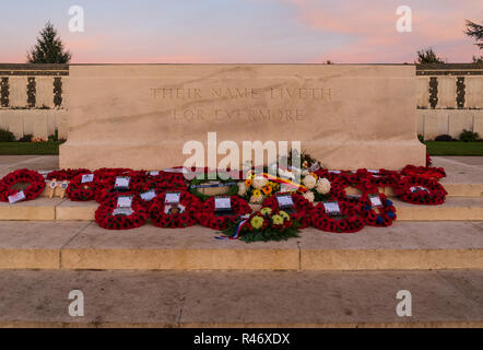 Poppy Kränze auf Stein der Erinnerung für die 100-Jahrfeier der Armistice Day am Tyne Cot britischen Soldatenfriedhof in der Nähe von Ypern Stockfoto