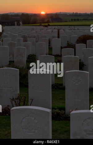 Sonnenuntergang am Tyne Cot britischen Soldatenfriedhof in der Nähe von Ypern Stockfoto