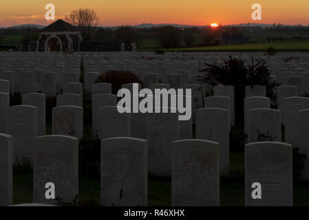 Sonnenuntergang am Tyne Cot britischen Soldatenfriedhof in der Nähe von Ypern Stockfoto