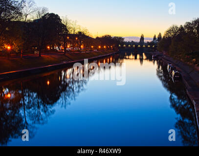 Nach Sonnenuntergang, den Fluss Ouse von Lendal Brücke, York, England, UK. Stockfoto