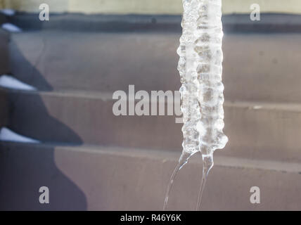 Wassertropfen auf der Icicle in der Zeit der Schneeschmelze Stockfoto