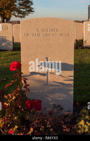 Grabstein des unbekannten Soldaten in Tyne Cot britischen Soldatenfriedhof in der Nähe von Ypern Stockfoto