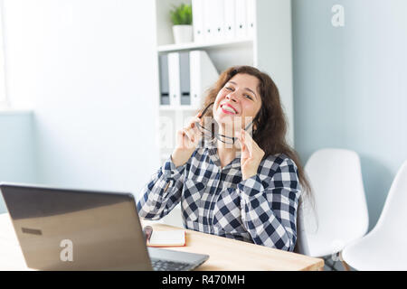 Büroangestellte und Grafik Designer Konzept - Frau arbeitet im Büro mit Laptop Stockfoto
