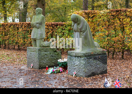 Die Trauer Eltern Skulpturen von deutschen Künstlerin Käthe Kollwitz auf dem deutschen Soldatenfriedhof Vladslo nördlich von Ypern Stockfoto