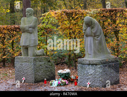 Die Trauer Eltern Skulpturen von deutschen Künstlerin Käthe Kollwitz auf dem deutschen Soldatenfriedhof Vladslo nördlich von Ypern Stockfoto