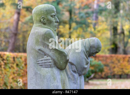 Die Trauer Eltern Skulpturen von deutschen Künstlerin Käthe Kollwitz auf dem deutschen Soldatenfriedhof Vladslo nördlich von Ypern Stockfoto