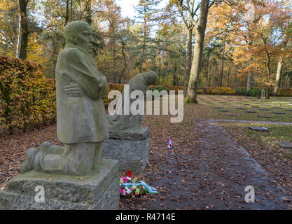 Die Trauer Eltern Skulpturen von deutschen Künstlerin Käthe Kollwitz auf dem deutschen Soldatenfriedhof Vladslo nördlich von Ypern Stockfoto