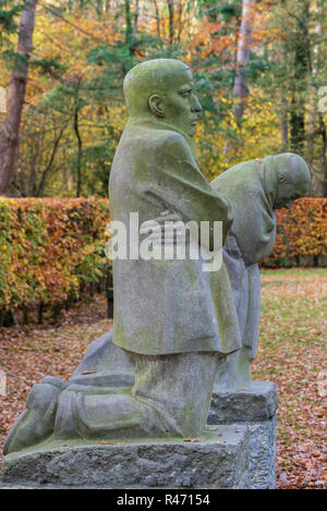 Die Trauer Eltern Skulpturen von deutschen Künstlerin Käthe Kollwitz auf dem deutschen Soldatenfriedhof Vladslo nördlich von Ypern Stockfoto