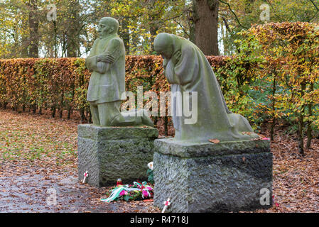 Die Trauer Eltern Skulpturen von deutschen Künstlerin Käthe Kollwitz auf dem deutschen Soldatenfriedhof Vladslo nördlich von Ypern Stockfoto