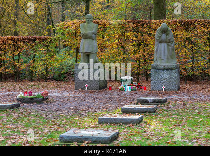 Die Trauer Eltern Skulpturen von deutschen Künstlerin Käthe Kollwitz auf dem deutschen Soldatenfriedhof Vladslo nördlich von Ypern Stockfoto