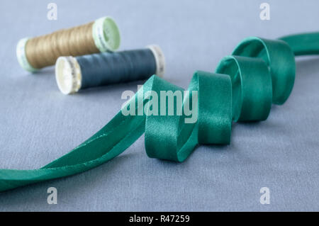 Grün satin Bias mit zwei Rollen aus Baumwolle Thread verbindlich Stockfoto