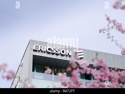 Stockholm, Schweden - 4. Mai 2018. Feder an einem der Bürogebäude für die multinationalen Unternehmen Ericsson in Kista, Stockholm mit Japanische Kirsche b Stockfoto