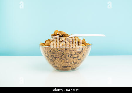 Gesundes Frühstück essen Makroaufnahme. Nahaufnahme von Vollkorngetreide in Glasschale. Stockfoto