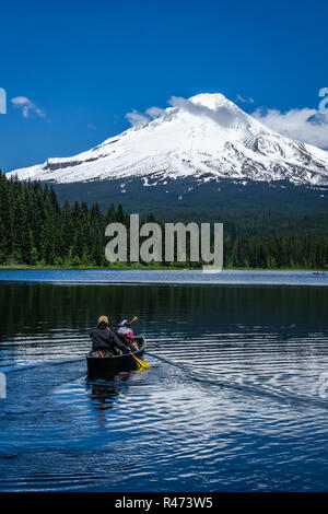 Kanusport bei Trillium See an einem schönen Tag mit Mount Hood im Hintergrund, Oregon, USA. Stockfoto