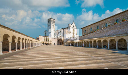 Basilika der hl. Franziskus in Assisi an einem sonnigen Sommertag. Umbrien, Italien. Stockfoto