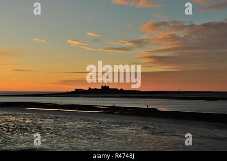 Piel Insel Cumbria GROSSBRITANNIEN. Von Roa Insel angesehen. Sonnenaufgang von Roa Island in der Nähe von rampside auf Walney Kanal an der Küste, Cumbria Furness Halbinsel. Stockfoto