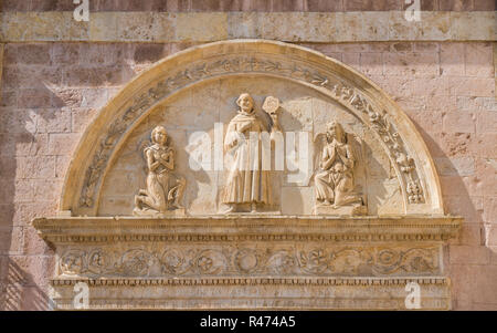 Bas-Relief an der Basilika des Heiligen Franziskus in Assisi, Umbrien, Italien. Stockfoto