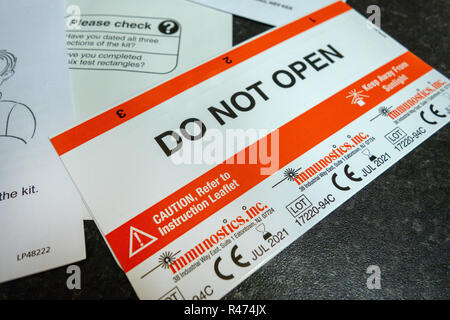 Nahaufnahme des NHS Darmkrebs Hauptprüfeninstallationssatz Nicht öffnen Stockfoto