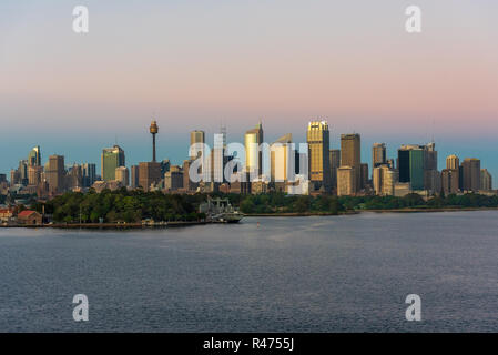 Sydney, Australien - 15. Februar 2016. Foto der Sydney Skyline kurz nach Sonnenaufgang. Stockfoto