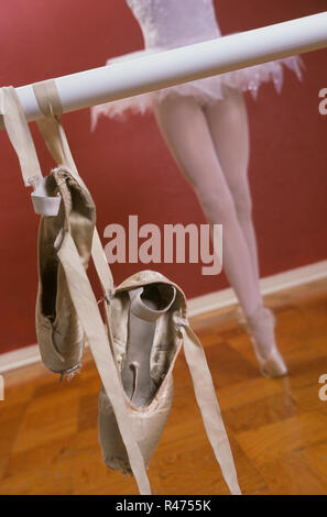 Ballerina üben Pointe in einem Tanzstudio, USA Stockfoto