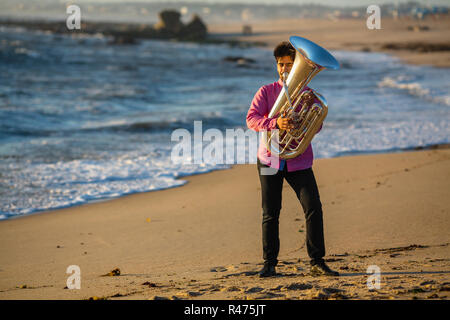 Musiker spielen auf der Tuba an der Küste. Stockfoto