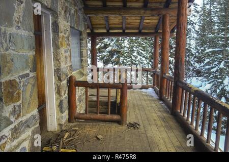 Rustikales Teehaus Aus Im Vintage-Stil, Holzhütte, Veranda Von Außen. Ebene des Six Glaciers Wanderwegs. Banff National Park Kanadische Rocky Mountains Winter Stockfoto