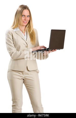 Attraktive Frau mit Notebook, isoliert auf Weiss. Stockfoto