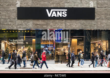 Vans ist ein Skateboard Schuhe und Bekleidung Händler, Fifth Avenue, New York, USA Stockfoto