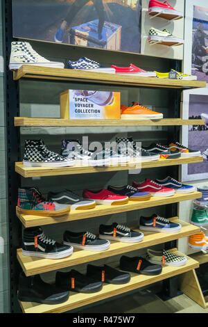 Vans ist ein Skateboard Schuhe und Bekleidung Händler, Fifth Avenue, New York, USA Stockfoto