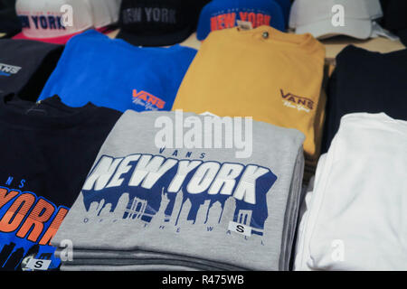 Vans ist ein Skateboard Schuhe und Bekleidung Händler, Fifth Avenue, New York, USA Stockfoto