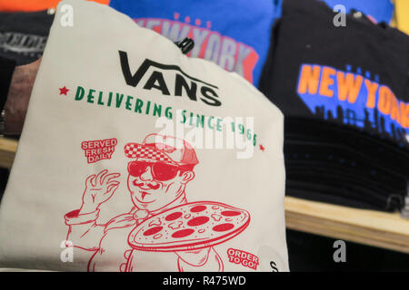 Vans ist ein Skateboard Schuhe und Bekleidung Händler, Fifth Avenue, New York, USA Stockfoto
