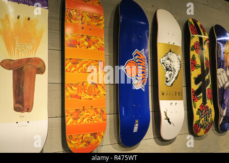 Vans ist ein Skateboard Schuhe und Bekleidung Händler, Fifth Avenue, New York, USA Stockfoto