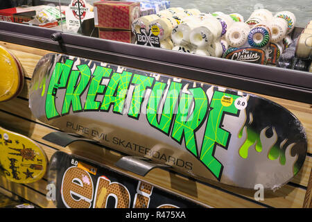 Vans ist ein Skateboard Schuhe und Bekleidung Händler, Fifth Avenue, New York, USA Stockfoto