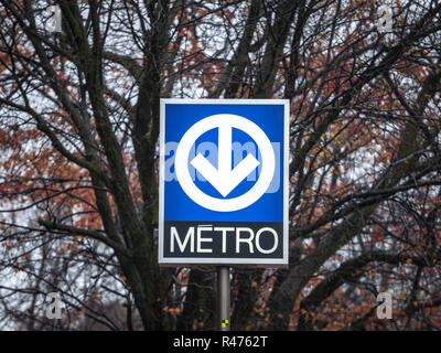 MONTREAL, KANADA - 3. NOVEMBER 2018: blaue Schild, eine U-Bahn station mit dem markanten Logo auf dem Montreal Metro System, die durch die STM verwaltet, Stockfoto