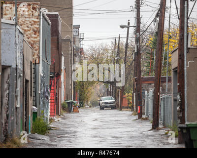 MONTREAL, KANADA - 3. NOVEMBER 2018: Marode typisch nordamerikanische Wohnstraße im Herbst in Montreal, Quebec, während eines regnerischen Tag, mit dem Auto Stockfoto