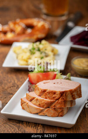 Nahaufnahme einer bayerischen leberkaese auf dunklem Holz Stockfoto