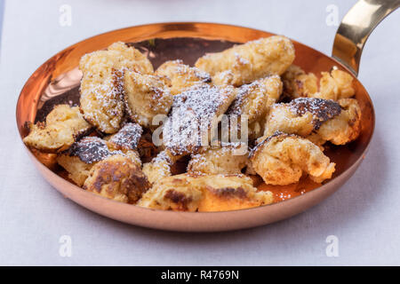 Österreichischen Kaiserschmarrn auf dunklem Holz Stockfoto