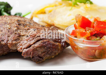 Rindersteak mit Kartoffelgratin auf einer Platte Stockfoto