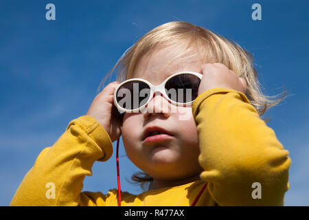 Baby mit Sonnenbrille Stockfoto