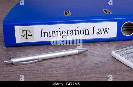 Immigration Law Binder im Büro Stockfoto
