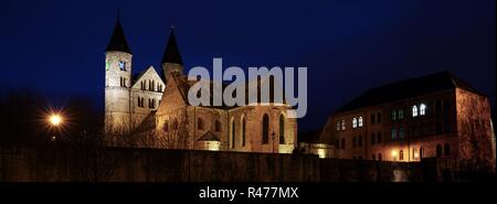 Das Kloster Unser Lieben Frauen in Magdeburg bei Nacht Stockfoto