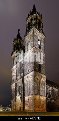 Der Magdeburger Dom, das Wahrzeichen der Stadt in der Nacht Stockfoto