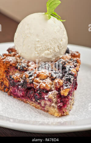 Bröckeln Sie Kuchen mit schwarzen Johannisbeeren Stockfoto