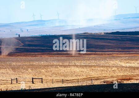 Brennen von Land und Bodenerosion mit windfarm Stockfoto