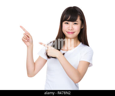 Junge Frau mit zwei Finger zeigen sich Stockfoto