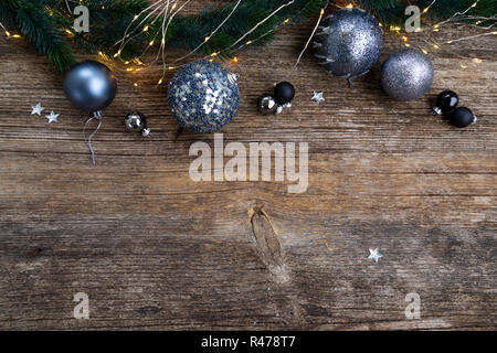 Weihnachten Hintergrund mit grau Holz Board und Tannen Ästen verziert