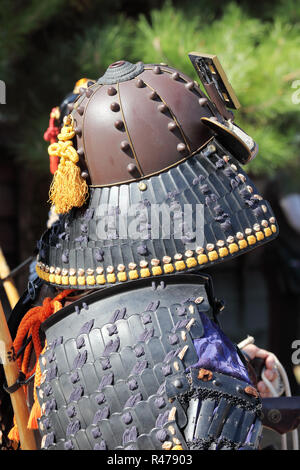 Japanische Samurai-Tradition-Rüstung und Helm Stockfoto